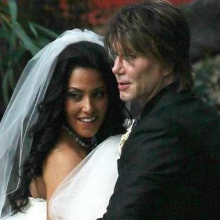 Melina Gallo and John Rzeznik on their wedding dress.